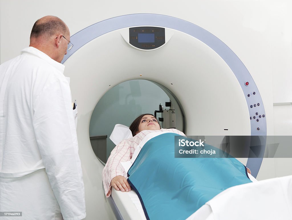 Junges Mädchen in CAT-scan machine.chief Arzt spricht mit ihr - Lizenzfrei Arzt Stock-Foto