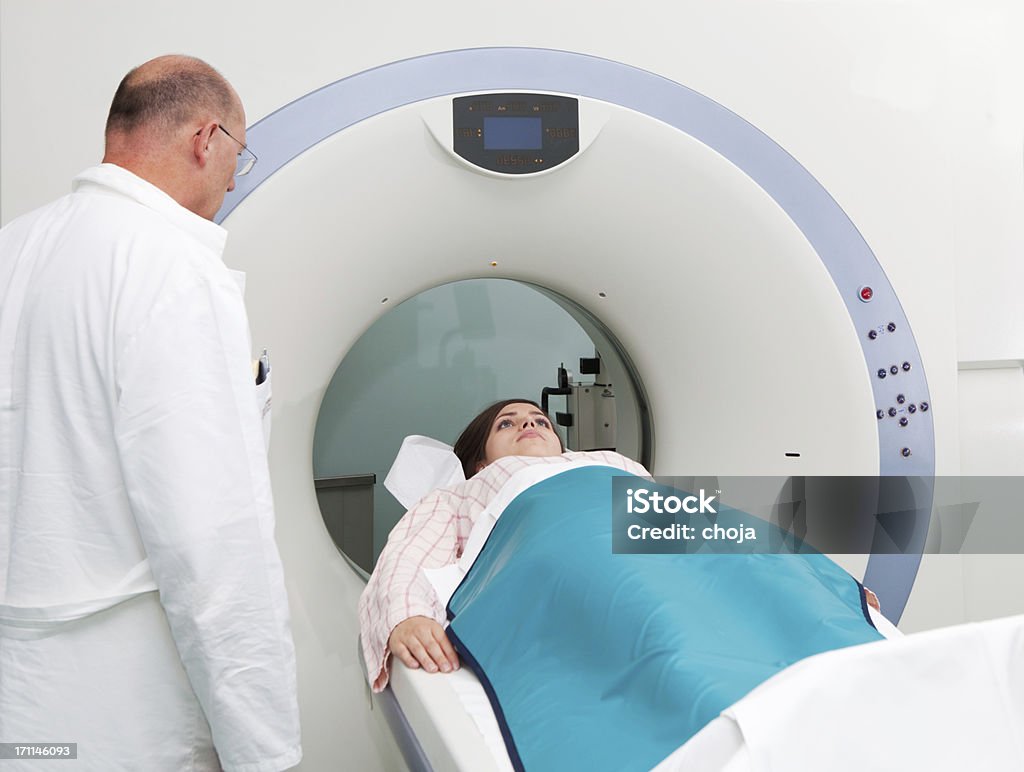 Jovem de tomografia computorizada machine.chief a falar com o seu médico. - Royalty-free Clínica médica Foto de stock