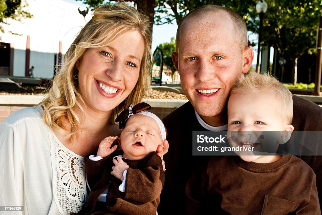 Młoda mama i tata z dzieckiem dziewczyna, maluch Syn - Zbiór zdjęć royalty-free (Blond włosy)