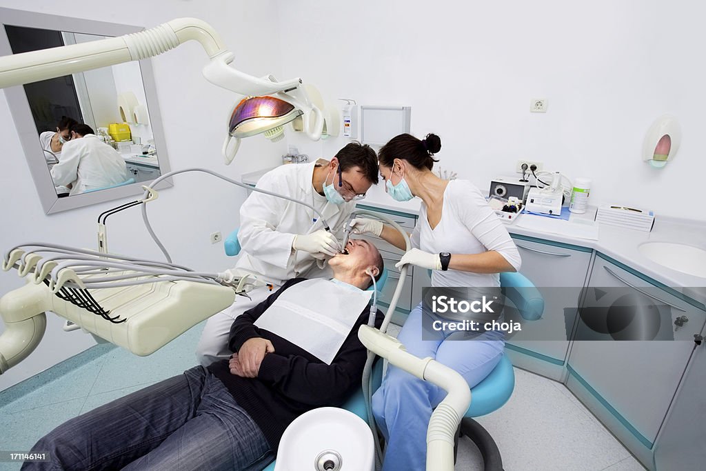 Equipo de dentista y medio de la paciente. - Foto de stock de Artículo médico libre de derechos