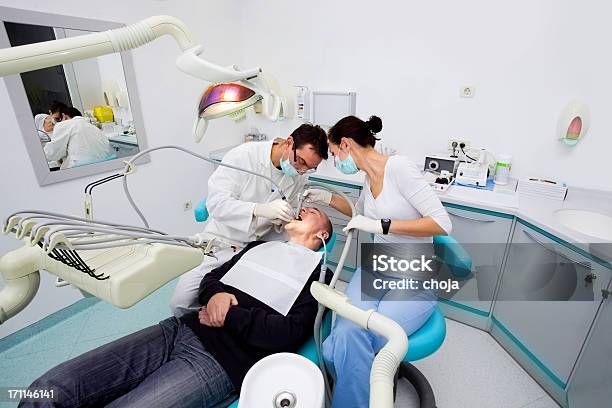 Dentista Equipa E Meia Idade Do Doente - Fotografias de stock e mais imagens de Cadeira de Dentista - Cadeira de Dentista, Consultório Dentário, Dente Humano