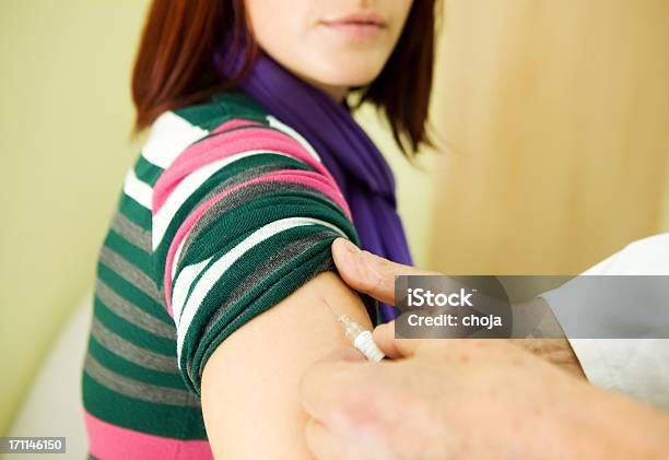 Gripe Vaccinationof Una Mujer Joven En El Trabajo El Personal De Enfermería Foto de stock y más banco de imágenes de Inyectar