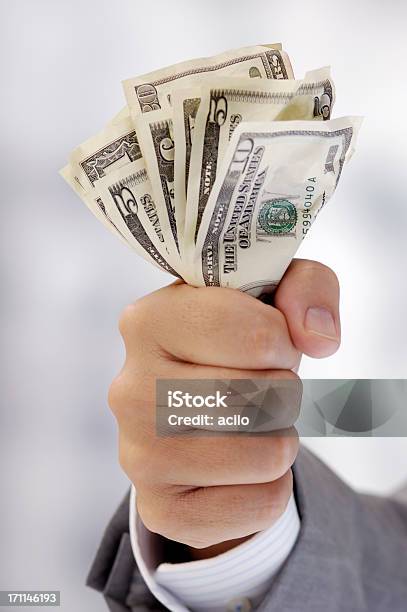 Ręka Z Biznesmen Z Dolar Notatki - zdjęcia stockowe i więcej obrazów Banknot USA - Banknot USA, Pięść, Trzymać