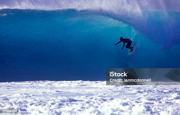 Surfer Auf Blauen Welle Stockfoto und mehr Bilder von Surfen - Surfen, Welle, Groß