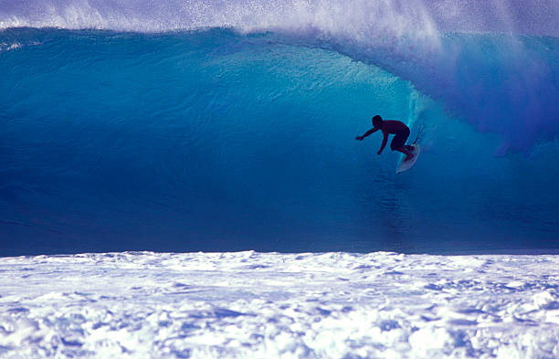 серфер на синий волна - north shore стоковые фото и изображения