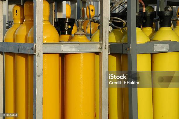 Serbatoi Di Gas Giallo - Fotografie stock e altre immagini di Cilindro - Cilindro, Gas, Benzina