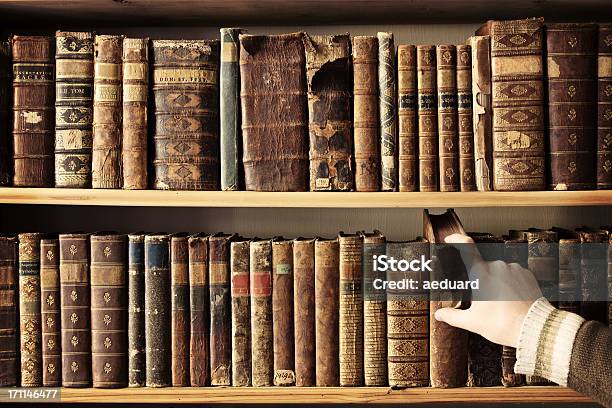 Scegliere Il Giusto Libro - Fotografie stock e altre immagini di Biblioteca - Biblioteca, Libro, Storia