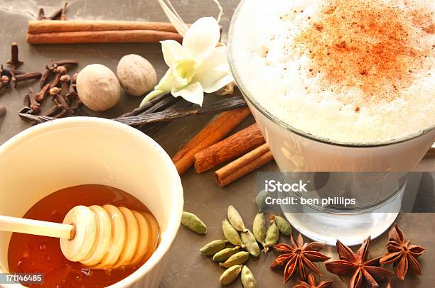 Cremige Chai Latte Stockfoto und mehr Bilder von Vanille - Vanille, Milchkaffee, Chai
