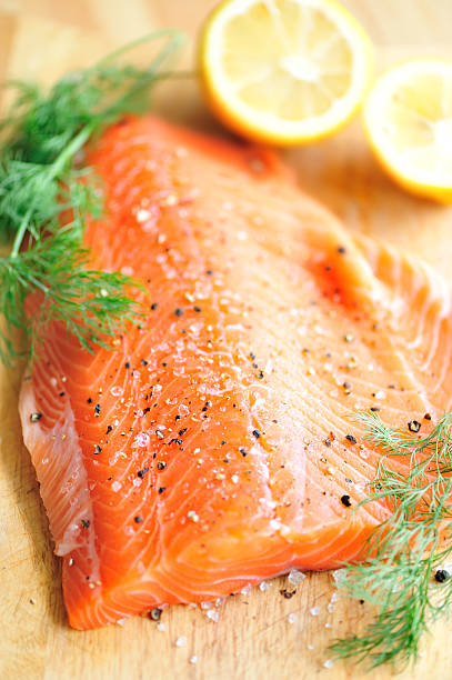filet de saumon - salmon fillet gravlax dill photos et images de collection