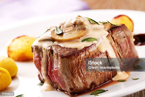 Photo libre de droit de Filet De Bœuf À La Sauce Aux Champignons Et Pommes De Terre banque d'images et plus d'images libres de droit de Filet mignon