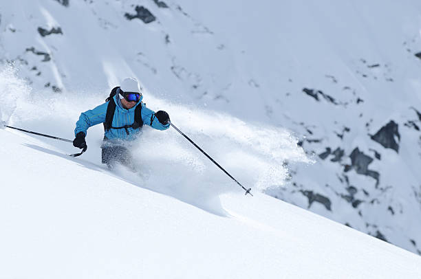 esqui na neve fofa - skiing winter sport powder snow athlete - fotografias e filmes do acervo