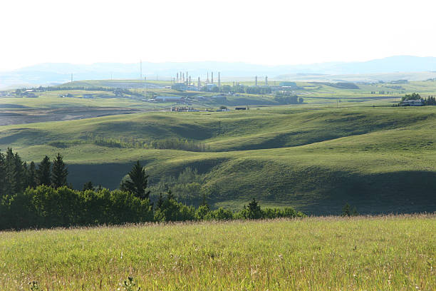 aceite y gas plant con farmland - precordillera fotografías e imágenes de stock