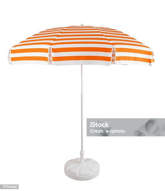 비치 우산 클리핑 경로가 를 클릭합니다 우산에 대한 스톡 사진 및 기타 이미지 - 우산, 줄무늬, 주황색