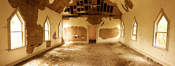 покинутый церковь - abandoned church indoors dirty стоковые фото и изображения