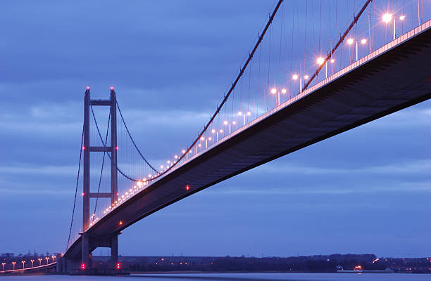 humber-brücke in der abenddämmerung - humber bridge bridge humber river yorkshire stock-fotos und bilder