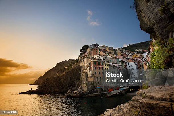 Pueblo Pesquero Riomaggiore Cinco Tierras Italia Foto de stock y más banco de imágenes de Aldea - Aldea, Amanecer, Casa