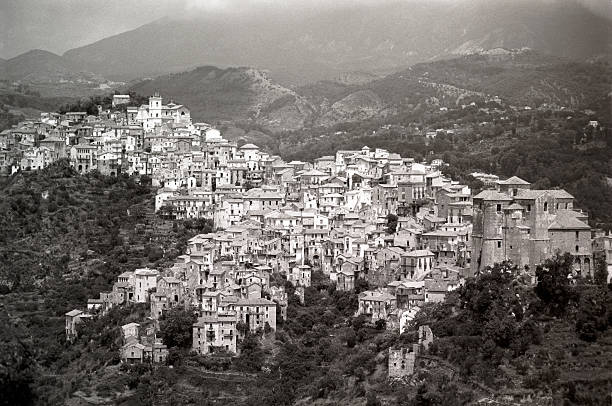 villaggio di montagna - calabria foto e immagini stock