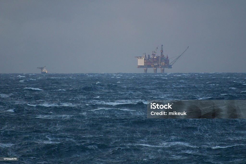 Plateforme de plate-forme pétrolière en mer dans le mauvais temps - Photo de Plateforme offshore libre de droits