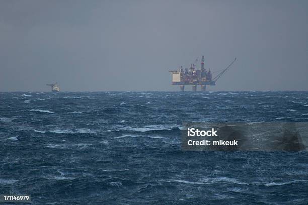 Photo libre de droit de Plateforme De Plateforme Pétrolière En Mer Dans Le Mauvais Temps banque d'images et plus d'images libres de droit de Plateforme offshore