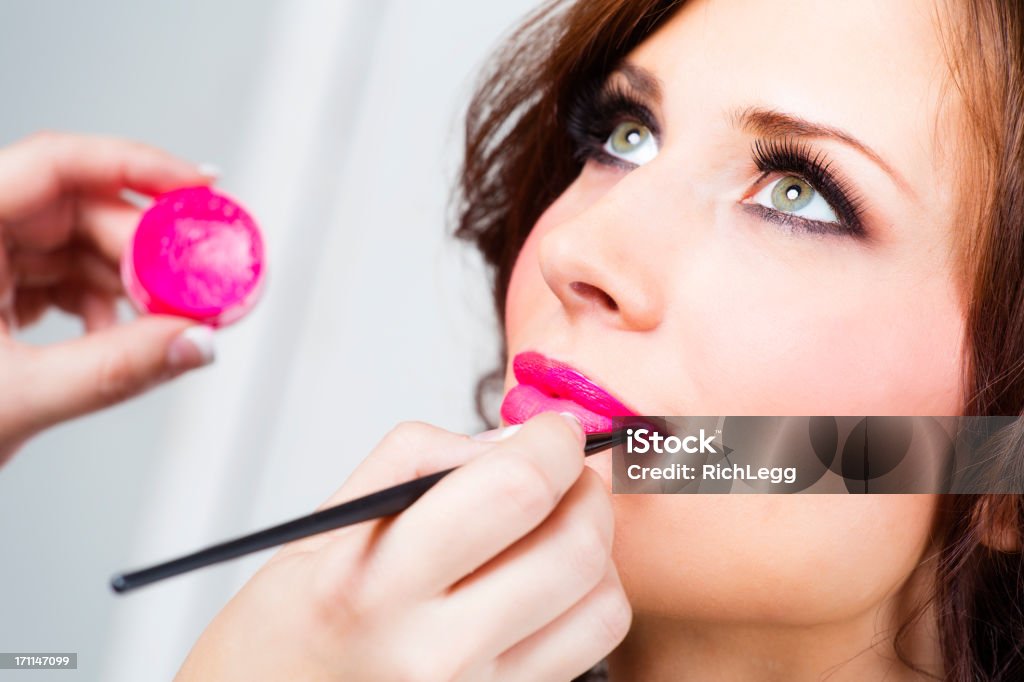 Makeup aplikacji - Zbiór zdjęć royalty-free (20-29 lat)