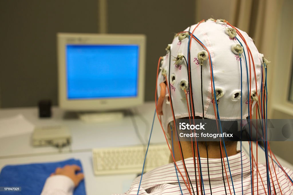 Mann in Verbindung mit Kabeln für EEG vor Überwachung - Lizenzfrei EEG Stock-Foto