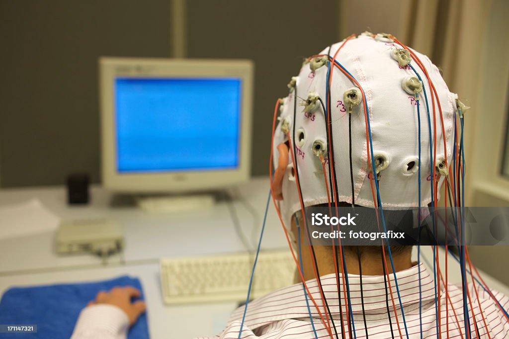 Homme en contact avec des câbles pour Électroencéphalogramme devant suivre - Photo de Électroencéphalogramme libre de droits