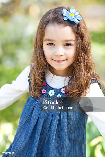 Hermosa Chica Joven Foto de stock y más banco de imágenes de 4-5 años - 4-5 años, Aire libre, Belleza