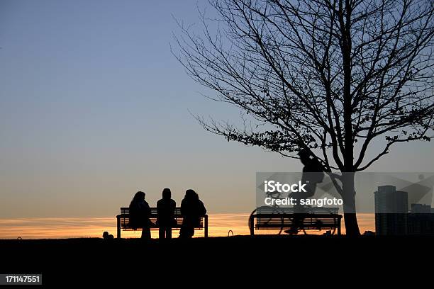 Photo libre de droit de Discuter Au Coucher Du Soleil banque d'images et plus d'images libres de droit de Adulte - Adulte, Amitié, Arbre