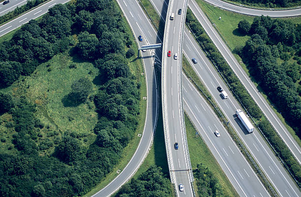 luftbild von einer highway kreuzung - fernverkehr stock-fotos und bilder