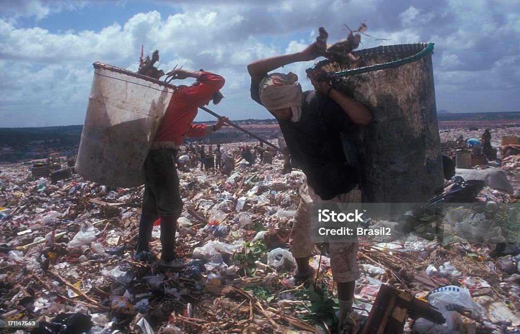 Travailler dans un lieu d'enfouissement des déchets - Photo de Pays en développement libre de droits