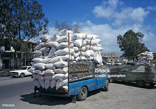 Photo libre de droit de Camionnette Avec Surcharge banque d'images et plus d'images libres de droit de Voiture - Voiture, Surchargé, De grande taille