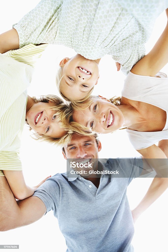 위쪽으로 남퐁 행복한 가족이 어깨걸이 - 로열티 프리 20-29세 스톡 사진