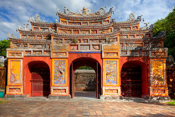 gebäude in der kaiserstadt hue, vietnam - hue stock-fotos und bilder