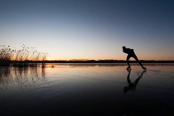 patinagem no gelo no anoitecer - ice skates imagens e fotografias de stock