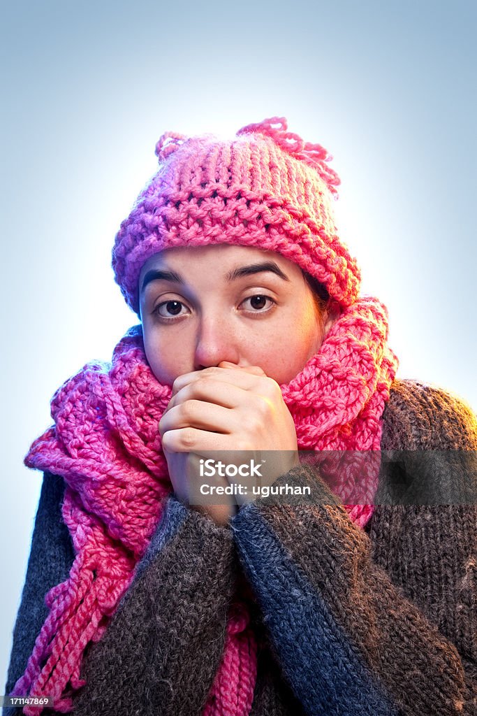 Freddo giovane donna con le mani in bocca - Foto stock royalty-free di 18-19 anni