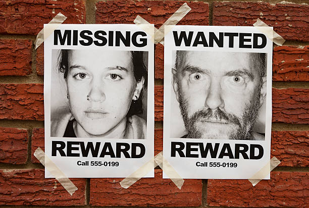 "missing” e" queria "cartazes taped a brick wall (expressão inglesa - wanted poster imagens e fotografias de stock