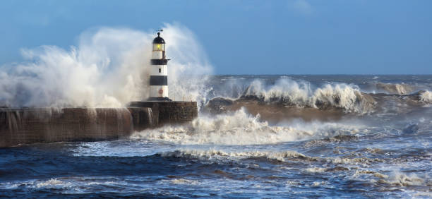 fale rozbijały się seaham latarnia morska - lighthouse storm sea panoramic zdjęcia i obrazy z banku zdjęć