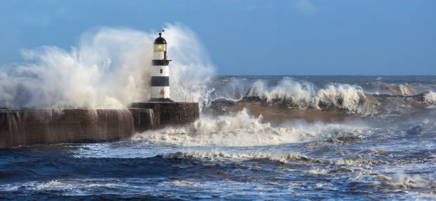 ondas quebrando sobre seaham farol - lighthouse storm sea panoramic - fotografias e filmes do acervo