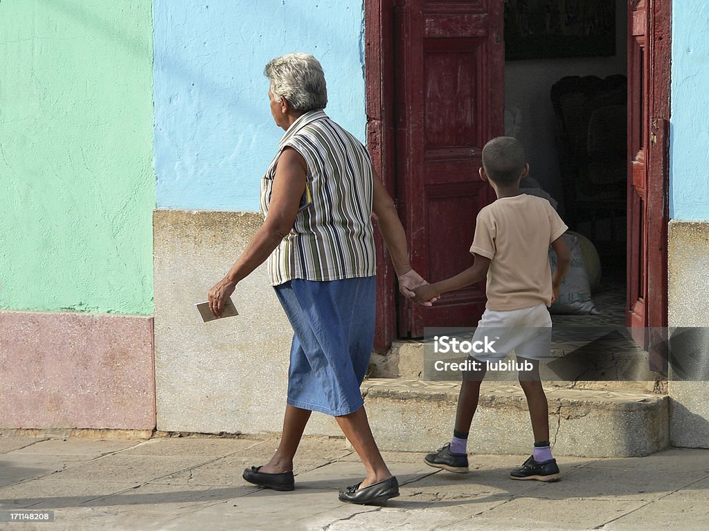 소년만 walking with grandma in 다채로운 �도시 트리니다드-쿠바 - 로열티 프리 카리브 문화 스톡 사진