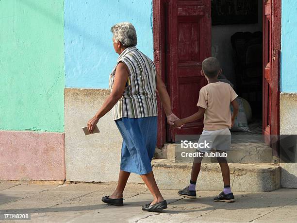 소년만 Walking With Grandma In 다채로운 도시 트리니다드쿠바 카리브 문화에 대한 스톡 사진 및 기타 이미지 - 카리브 문화, 카리브 해 제도, 인도-보행자 통로