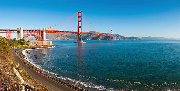 サンフランシスコベイ golden gate bridge sunrise マリンヘッドランズカリフォルニア州） - marin tower ストックフォトと画像