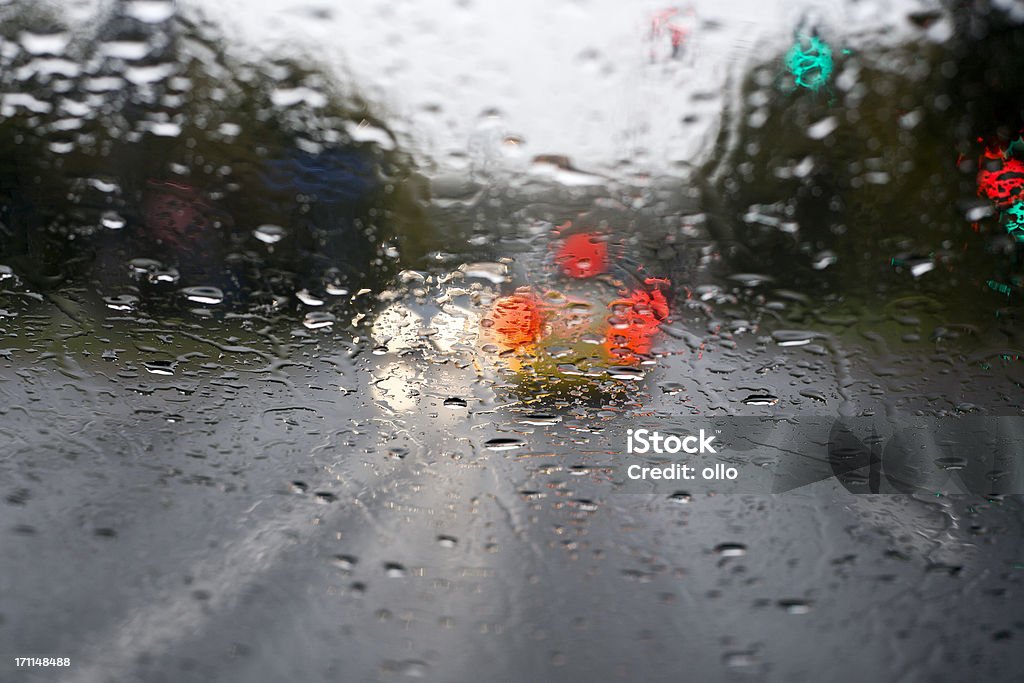 Rainy road, schaut durch die Windschutzscheibe, Verkehr - Lizenzfrei Ampel Stock-Foto