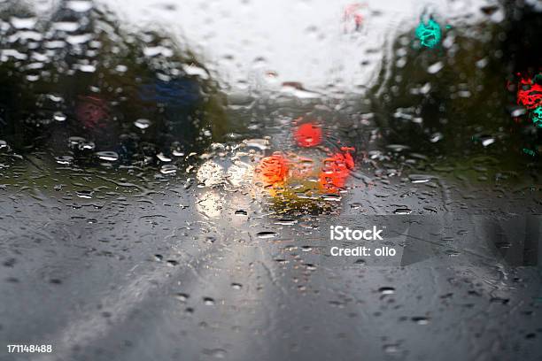 Rainy Road Schaut Durch Die Windschutzscheibe Verkehr Stockfoto und mehr Bilder von Ampel