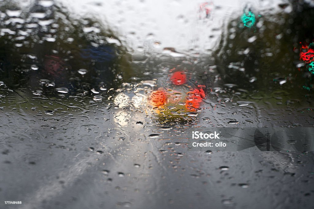 Pluvieux road, regardant à travers les pare-brise, le trafic - Photo de Automne libre de droits