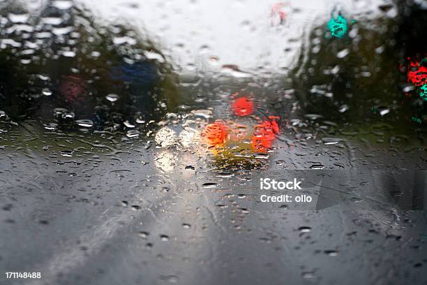 Photo libre de droit de Pluvieux Road Regardant À Travers Les Parebrise Le Trafic banque d'images et plus d'images libres de droit de Automne