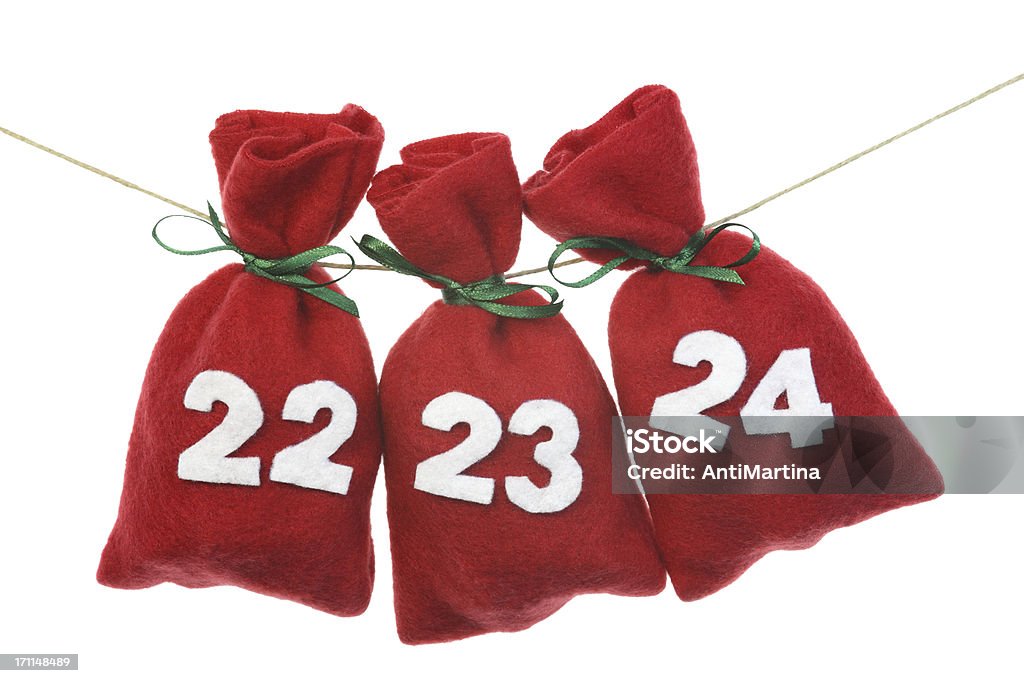 Rojo Navidad bolsas para calendario navideño en una cadena - Foto de stock de Calendario navideño libre de derechos