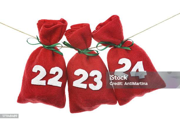 Rojo Navidad Bolsas Para Calendario Navideño En Una Cadena Foto de stock y más banco de imágenes de Calendario navideño