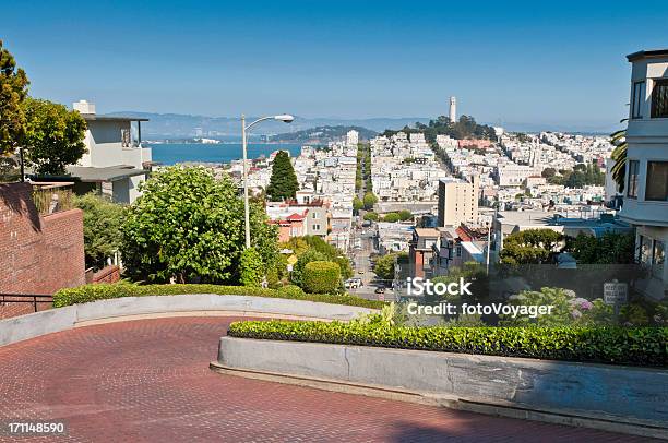 Lombard Street Telegraph Hill Coit Tower Wahrzeichen Von San Francisco Kalifornien Stockfoto und mehr Bilder von Rinnsteinkante