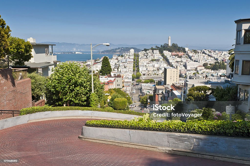 Lombard Street telegrafi Collina Coit Tower luoghi caratteristici di San Francisco, California - Foto stock royalty-free di Bordo del marciapiede