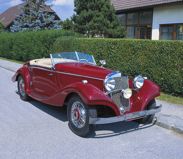 rojo vintage coche convertible - restore ancient ways fotografías e imágenes de stock